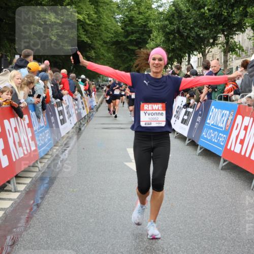 14.06.2026 - REWE Women's Run Strokosch-Dieckow http://msf.ph/oto/9768997 14.06.2026 09:53:37 Ziel 10794, 10952, 11289 meine-sportfotos.de