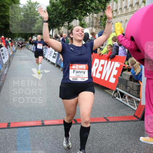 14.06.2026 - REWE Women's Run Strokosch-Dieckow http://msf.ph/oto/9769537 14.06.2026 09:53:52 Ziel 10062, 10097, 10103, 10478, 10632, 10871, 10896, 10914, 11014, 11051, 11468 meine-sportfotos.de