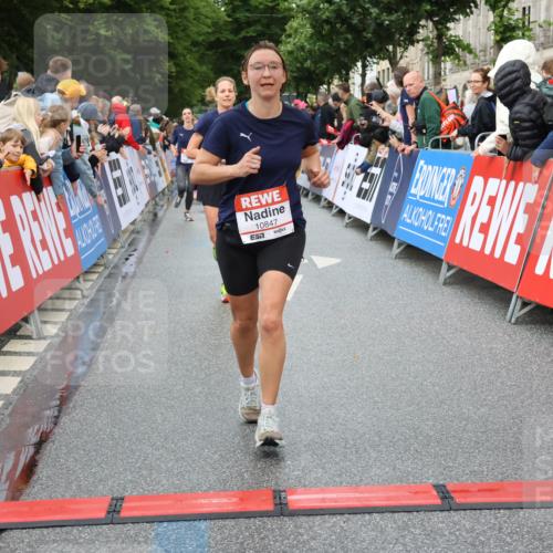 14.06.2026 - REWE Women's Run Strokosch-Dieckow http://msf.ph/oto/9769773 14.06.2026 09:54:05 Ziel 10236, 10847, 11184 meine-sportfotos.de