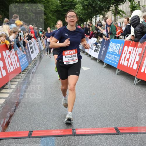 14.06.2026 - REWE Women's Run Strokosch-Dieckow http://msf.ph/oto/9769788 14.06.2026 09:54:05 Ziel 10236, 10847, 11184 meine-sportfotos.de