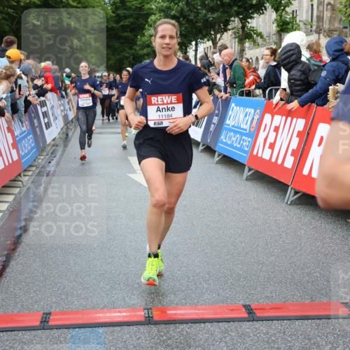 14.06.2026 - REWE Women's Run Strokosch-Dieckow http://msf.ph/oto/9769816 14.06.2026 09:54:07 Ziel 10236, 10783, 10847, 11184, 11389, 11429 meine-sportfotos.de