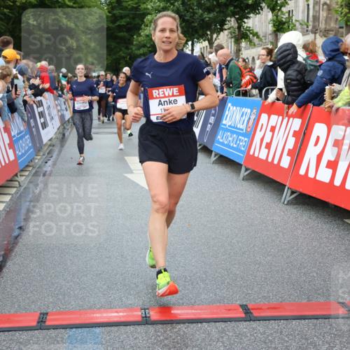 14.06.2026 - REWE Women's Run Strokosch-Dieckow http://msf.ph/oto/9769830 14.06.2026 09:54:07 Ziel 10236, 10783, 10847, 11184, 11389, 11429 meine-sportfotos.de