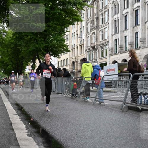 14.06.2026 - REWE Women's Run J. Mangold http://msf.ph/oto/9769902 14.06.2026 09:54:05 Ziel 10235, 10299, 10704, 10899 meine-sportfotos.de