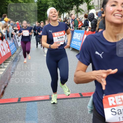 14.06.2026 - REWE Women's Run Strokosch-Dieckow http://msf.ph/oto/9770106 14.06.2026 09:54:11 Ziel 10236, 10334, 10778, 10783, 10847, 11049, 11050, 11184, 11315, 11387, 11389, 11429, 11433 meine-sportfotos.de