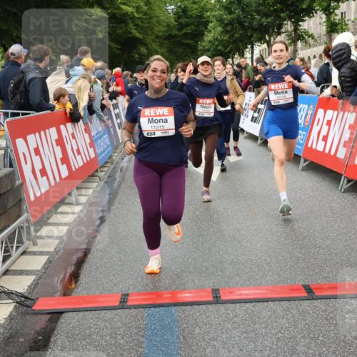 14.06.2026 - REWE Women's Run Strokosch-Dieckow http://msf.ph/oto/9770170 14.06.2026 09:54:12 Ziel 10236, 10334, 10356, 10778, 10783, 10847, 11049, 11050, 11184, 11315, 11387, 11389, 11429, 11433 meine-sportfotos.de
