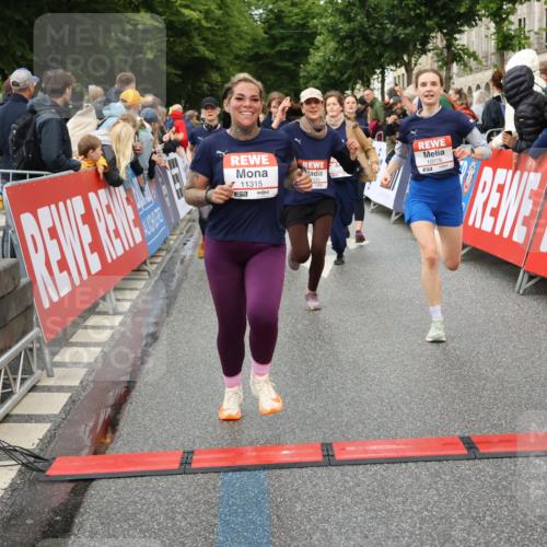 14.06.2026 - REWE Women's Run Strokosch-Dieckow http://msf.ph/oto/9770193 14.06.2026 09:54:12 Ziel 10236, 10334, 10356, 10778, 10783, 10847, 11049, 11050, 11184, 11315, 11387, 11389, 11429, 11433 meine-sportfotos.de