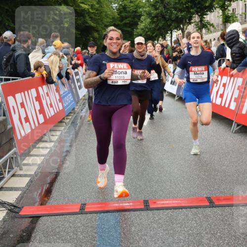 14.06.2026 - REWE Women's Run Strokosch-Dieckow http://msf.ph/oto/9770216 14.06.2026 09:54:12 Ziel 10236, 10334, 10356, 10778, 10783, 10847, 11049, 11050, 11184, 11315, 11387, 11389, 11429, 11433 meine-sportfotos.de