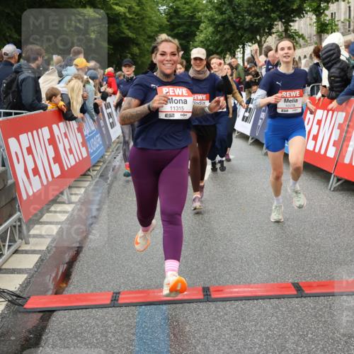 14.06.2026 - REWE Women's Run Strokosch-Dieckow http://msf.ph/oto/9770237 14.06.2026 09:54:12 Ziel 10236, 10334, 10356, 10778, 10783, 10847, 11049, 11050, 11184, 11315, 11387, 11389, 11429, 11433 meine-sportfotos.de