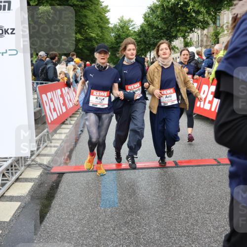 14.06.2026 - REWE Women's Run Strokosch-Dieckow http://msf.ph/oto/9770378 14.06.2026 09:54:14 Ziel 10012, 10236, 10334, 10356, 10363, 10434, 10778, 10783, 10847, 11049, 11050, 11184, 11315, 11387, 11389, 11429, 11433, 11502 meine-sportfotos.de
