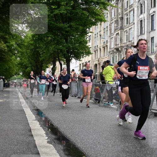 14.06.2026 - REWE Women's Run J. Mangold http://msf.ph/oto/9770412 14.06.2026 09:56:02 Ziel 10122, 10304, 10563, 10737, 10757, 10774, 10816, 10838, 10867, 10969, 11383, 11428, 11491, 11515, 11526 meine-sportfotos.de