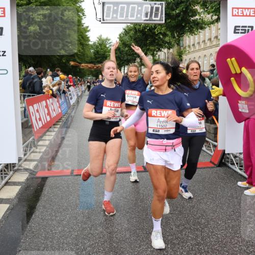 14.06.2026 - REWE Women's Run Strokosch-Dieckow http://msf.ph/oto/9770603 14.06.2026 09:54:18 Ziel 10012, 10334, 10356, 10363, 10434, 10778, 10783, 11049, 11050, 11315, 11387, 11389, 11429, 11433, 11502 meine-sportfotos.de