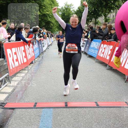 14.06.2026 - REWE Women's Run Strokosch-Dieckow http://msf.ph/oto/9770944 14.06.2026 10:56:17 Ziel 5277, 5451, 5790, 5868 meine-sportfotos.de