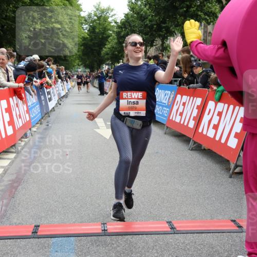 14.06.2026 - REWE Women's Run Strokosch-Dieckow http://msf.ph/oto/9771113 14.06.2026 10:56:04 Ziel 5207, 5527, 5979 meine-sportfotos.de