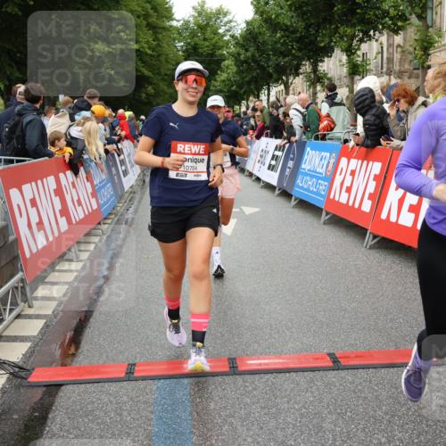 14.06.2026 - REWE Women's Run Strokosch-Dieckow http://msf.ph/oto/9771123 14.06.2026 09:54:33 Ziel 10063, 10235, 10299, 10440, 10704, 10806 meine-sportfotos.de
