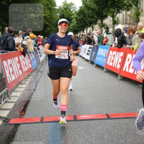 14.06.2026 - REWE Women's Run Strokosch-Dieckow http://msf.ph/oto/9771140 14.06.2026 09:54:33 Ziel 10063, 10235, 10299, 10440, 10704, 10806 meine-sportfotos.de
