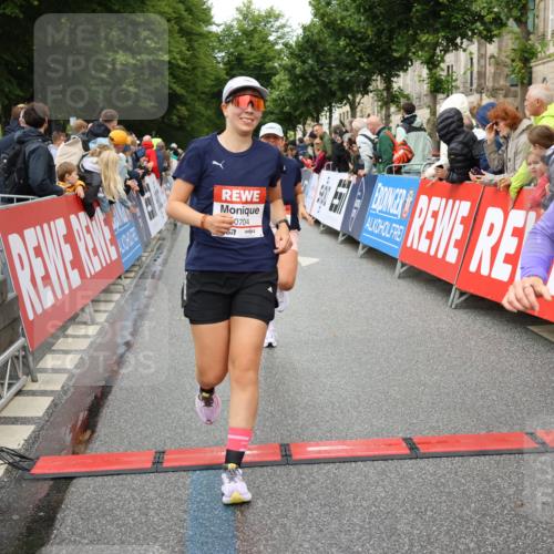 14.06.2026 - REWE Women's Run Strokosch-Dieckow http://msf.ph/oto/9771155 14.06.2026 09:54:33 Ziel 10063, 10235, 10299, 10440, 10704, 10806 meine-sportfotos.de