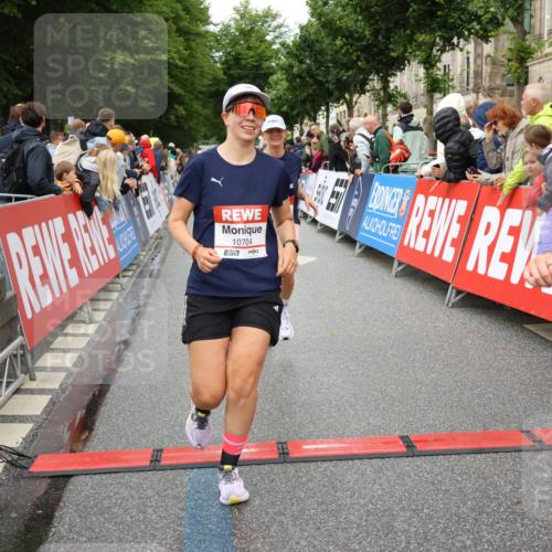 14.06.2026 - REWE Women's Run Strokosch-Dieckow http://msf.ph/oto/9771174 14.06.2026 09:54:33 Ziel 10063, 10235, 10299, 10440, 10704, 10806 meine-sportfotos.de