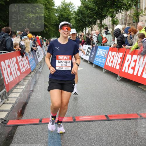 14.06.2026 - REWE Women's Run Strokosch-Dieckow http://msf.ph/oto/9771193 14.06.2026 09:54:33 Ziel 10063, 10235, 10299, 10440, 10704, 10806 meine-sportfotos.de