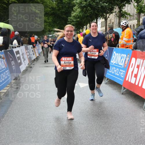 14.06.2026 - REWE Women's Run Strokosch-Dieckow http://msf.ph/oto/9771366 14.06.2026 11:11:11 Ziel 5123, 5254, 5554, 5575, 5606, 5617, 5915, 6027 meine-sportfotos.de