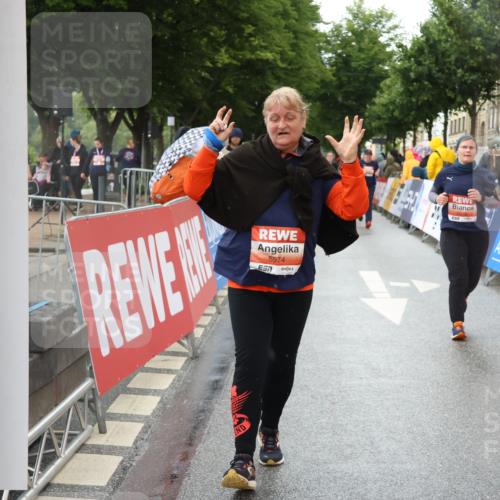 14.06.2026 - REWE Women's Run Strokosch-Dieckow http://msf.ph/oto/9772007 14.06.2026 11:10:13 Ziel 5145, 5375, 5533, 5937, 5938, 5974, 5996 meine-sportfotos.de