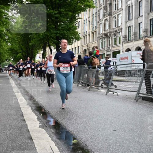 14.06.2026 - REWE Women's Run J. Mangold http://msf.ph/oto/9772451 14.06.2026 10:01:08 Ziel 10369, 10902, 10915, 11196, 11319 meine-sportfotos.de