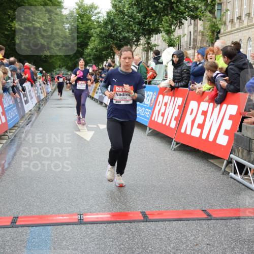 14.06.2026 - REWE Women's Run Strokosch-Dieckow http://msf.ph/oto/9772638 14.06.2026 09:54:53 Ziel 10066, 10290, 11167, 11179, 11407, 11438 meine-sportfotos.de