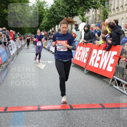 14.06.2026 - REWE Women's Run Strokosch-Dieckow http://msf.ph/oto/9772694 14.06.2026 09:54:53 Ziel 10066, 10290, 11167, 11179, 11407, 11438 meine-sportfotos.de