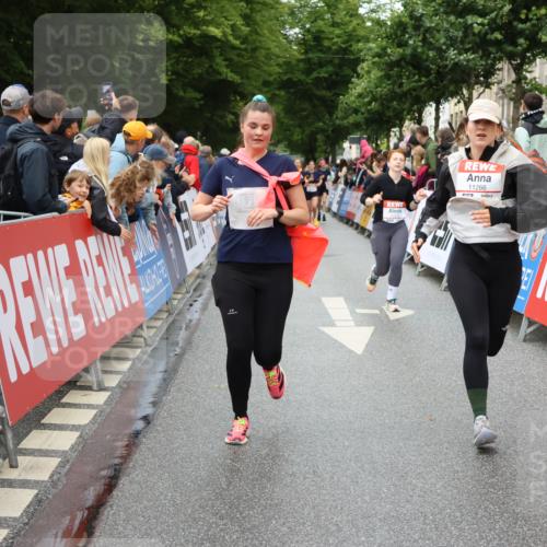 14.06.2026 - REWE Women's Run Strokosch-Dieckow http://msf.ph/oto/9772783 14.06.2026 09:55:01 Ziel 10290, 11167, 11266, 11270, 11273, 11438 meine-sportfotos.de