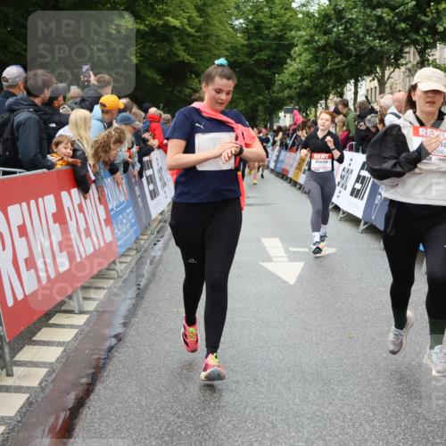 14.06.2026 - REWE Women's Run Strokosch-Dieckow http://msf.ph/oto/9772818 14.06.2026 09:55:01 Ziel 10290, 11167, 11266, 11270, 11273, 11438 meine-sportfotos.de