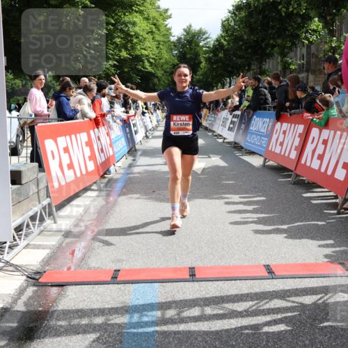 14.06.2026 - REWE Women's Run Strokosch-Dieckow http://msf.ph/oto/9772821 14.06.2026 10:55:17 Ziel 5649, 5718, 5837 meine-sportfotos.de