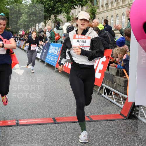 14.06.2026 - REWE Women's Run Strokosch-Dieckow http://msf.ph/oto/9772831 14.06.2026 09:55:02 Ziel 11167, 11266, 11270, 11273, 11438 meine-sportfotos.de