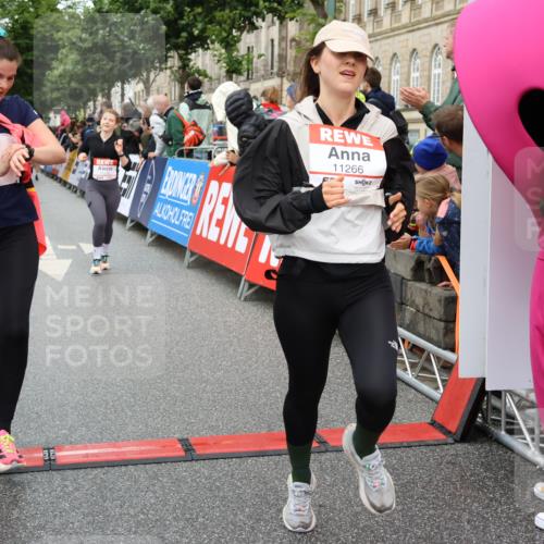14.06.2026 - REWE Women's Run Strokosch-Dieckow http://msf.ph/oto/9772856 14.06.2026 09:55:02 Ziel 11167, 11266, 11270, 11273, 11438 meine-sportfotos.de