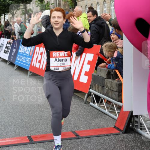 14.06.2026 - REWE Women's Run Strokosch-Dieckow http://msf.ph/oto/9772900 14.06.2026 09:55:04 Ziel 11167, 11238, 11266, 11270, 11273 meine-sportfotos.de