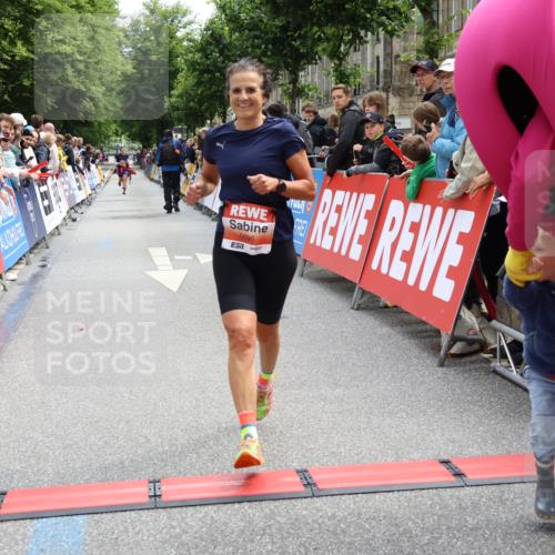 14.06.2026 - REWE Women's Run Strokosch-Dieckow http://msf.ph/oto/9772925 14.06.2026 10:55:06 Ziel 5096 meine-sportfotos.de