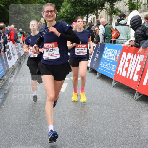 14.06.2026 - REWE Women's Run Strokosch-Dieckow http://msf.ph/oto/9773012 14.06.2026 09:55:09 Ziel 10154, 10343, 10352, 10526, 11056, 11238, 11266, 11270, 11273, 11335 meine-sportfotos.de