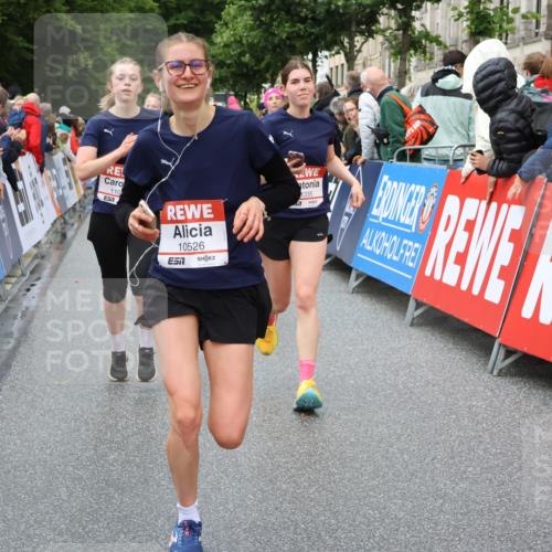 14.06.2026 - REWE Women's Run Strokosch-Dieckow http://msf.ph/oto/9773036 14.06.2026 09:55:09 Ziel 10154, 10343, 10352, 10526, 11056, 11238, 11266, 11270, 11273, 11335 meine-sportfotos.de