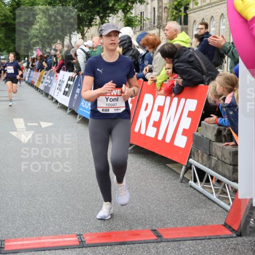 14.06.2026 - REWE Women's Run Strokosch-Dieckow http://msf.ph/oto/9773133 14.06.2026 09:55:20 Ziel 10997, 11443 meine-sportfotos.de