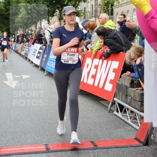 14.06.2026 - REWE Women's Run Strokosch-Dieckow http://msf.ph/oto/9773159 14.06.2026 09:55:20 Ziel 10997, 11443 meine-sportfotos.de