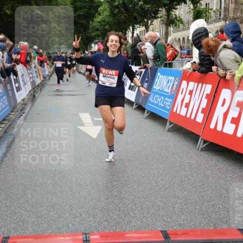 14.06.2026 - REWE Women's Run Strokosch-Dieckow http://msf.ph/oto/9773181 14.06.2026 09:55:23 Ziel 10997, 11443 meine-sportfotos.de