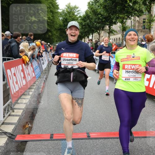 14.06.2026 - REWE Women's Run Strokosch-Dieckow http://msf.ph/oto/9773830 14.06.2026 09:55:46 Ziel 10104, 10119, 10129, 10358, 10364, 10372, 10496, 10600, 10662, 10687, 10699, 10927, 11454 meine-sportfotos.de