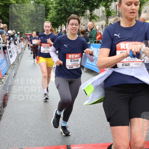 14.06.2026 - REWE Women's Run Strokosch-Dieckow http://msf.ph/oto/9774010 14.06.2026 09:59:45 Ziel 10088, 10190, 10264, 10279, 10280, 10405, 10542, 10567, 10664, 10721, 10858, 11005, 11221, 11275 meine-sportfotos.de