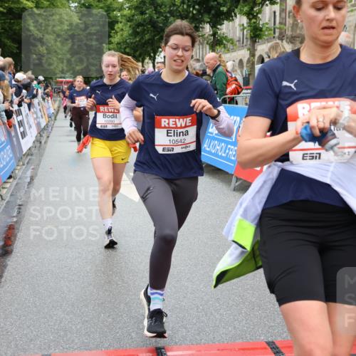 14.06.2026 - REWE Women's Run Strokosch-Dieckow http://msf.ph/oto/9774026 14.06.2026 09:59:46 Ziel 10088, 10190, 10264, 10279, 10280, 10405, 10542, 10567, 10664, 10721, 10858, 11005, 11221, 11275 meine-sportfotos.de
