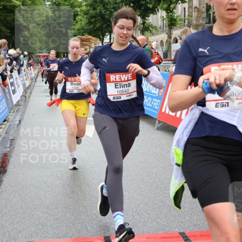 14.06.2026 - REWE Women's Run Strokosch-Dieckow http://msf.ph/oto/9774042 14.06.2026 09:59:46 Ziel 10088, 10190, 10264, 10279, 10280, 10405, 10542, 10567, 10664, 10721, 10858, 11005, 11221, 11275 meine-sportfotos.de