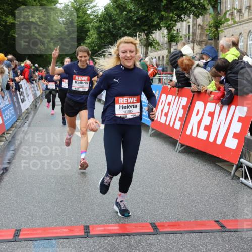 14.06.2026 - REWE Women's Run Strokosch-Dieckow http://msf.ph/oto/9774114 14.06.2026 09:55:54 Ziel 10119, 10285, 10546, 10600, 10623, 10687, 10745, 10796, 10874, 10882, 10927 meine-sportfotos.de