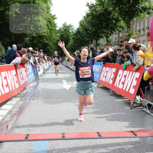 14.06.2026 - REWE Women's Run Strokosch-Dieckow http://msf.ph/oto/9774696 14.06.2026 10:53:19 Ziel 5306, 5493, 5694, 5815, 5990 meine-sportfotos.de