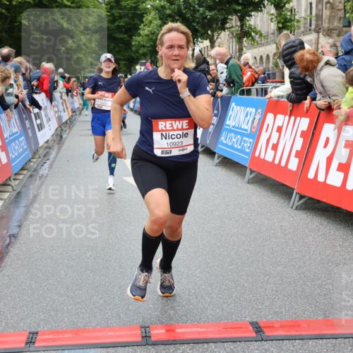 14.06.2026 - REWE Women's Run Strokosch-Dieckow http://msf.ph/oto/9775059 14.06.2026 09:56:17 Ziel 10211, 10387, 10451, 10737, 10816, 10923, 11313 meine-sportfotos.de