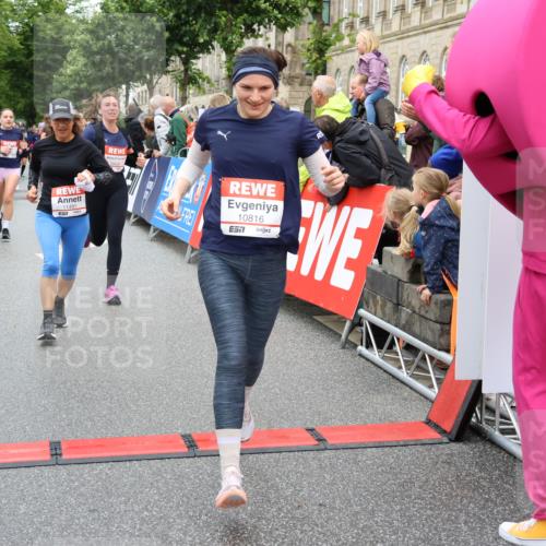 14.06.2026 - REWE Women's Run Strokosch-Dieckow http://msf.ph/oto/9775154 14.06.2026 09:56:22 Ziel 10211, 10563, 10737, 10774, 10816, 10838, 10867, 10923, 11491, 11526 meine-sportfotos.de