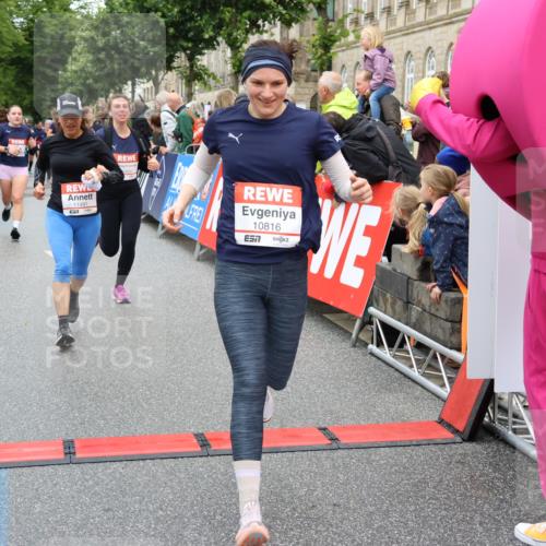 14.06.2026 - REWE Women's Run Strokosch-Dieckow http://msf.ph/oto/9775165 14.06.2026 09:56:22 Ziel 10211, 10563, 10737, 10774, 10816, 10838, 10867, 10923, 11491, 11526 meine-sportfotos.de