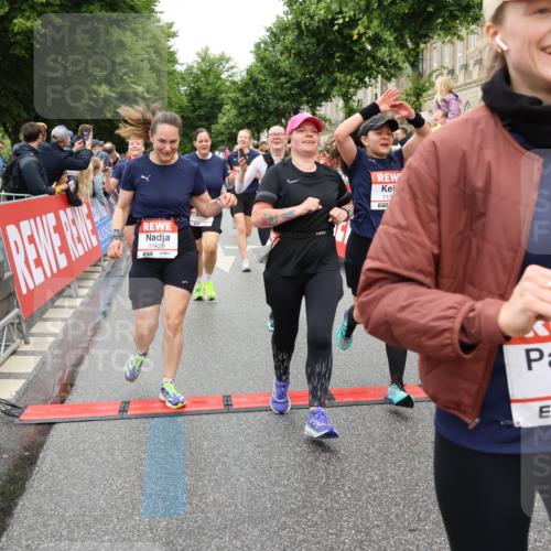14.06.2026 - REWE Women's Run Strokosch-Dieckow http://msf.ph/oto/9775531 14.06.2026 09:56:31 Ziel 10098, 10112, 10122, 10265, 10304, 10563, 10736, 10757, 10774, 10838, 10845, 10867, 10969, 11383, 11399, 11428, 11491, 11515, 11526 meine-sportfotos.de