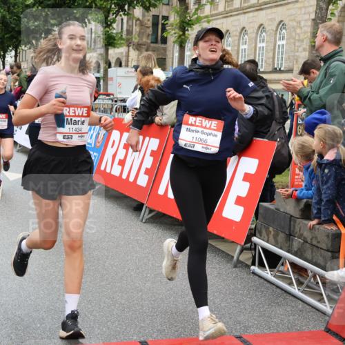 14.06.2026 - REWE Women's Run Strokosch-Dieckow http://msf.ph/oto/9775615 14.06.2026 10:00:32 Ziel 10229, 10519, 10566, 10756, 10789, 10911, 10956, 11042, 11066, 11092, 11171, 11342, 11414, 11434, 11463 meine-sportfotos.de